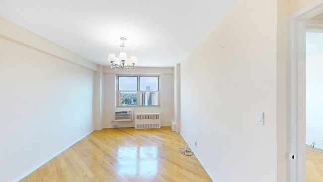 Photo - 2930 W 5th St