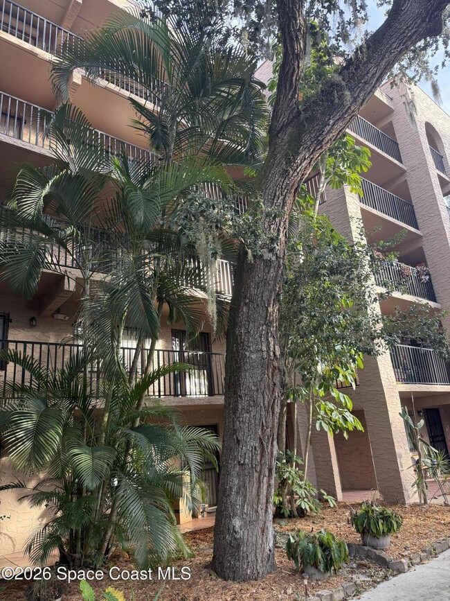 Building Photo - 1540 Riverside Dr Unit 11