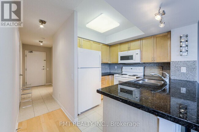 Photo - 28 Harrison Garden Blvd Unité 303
