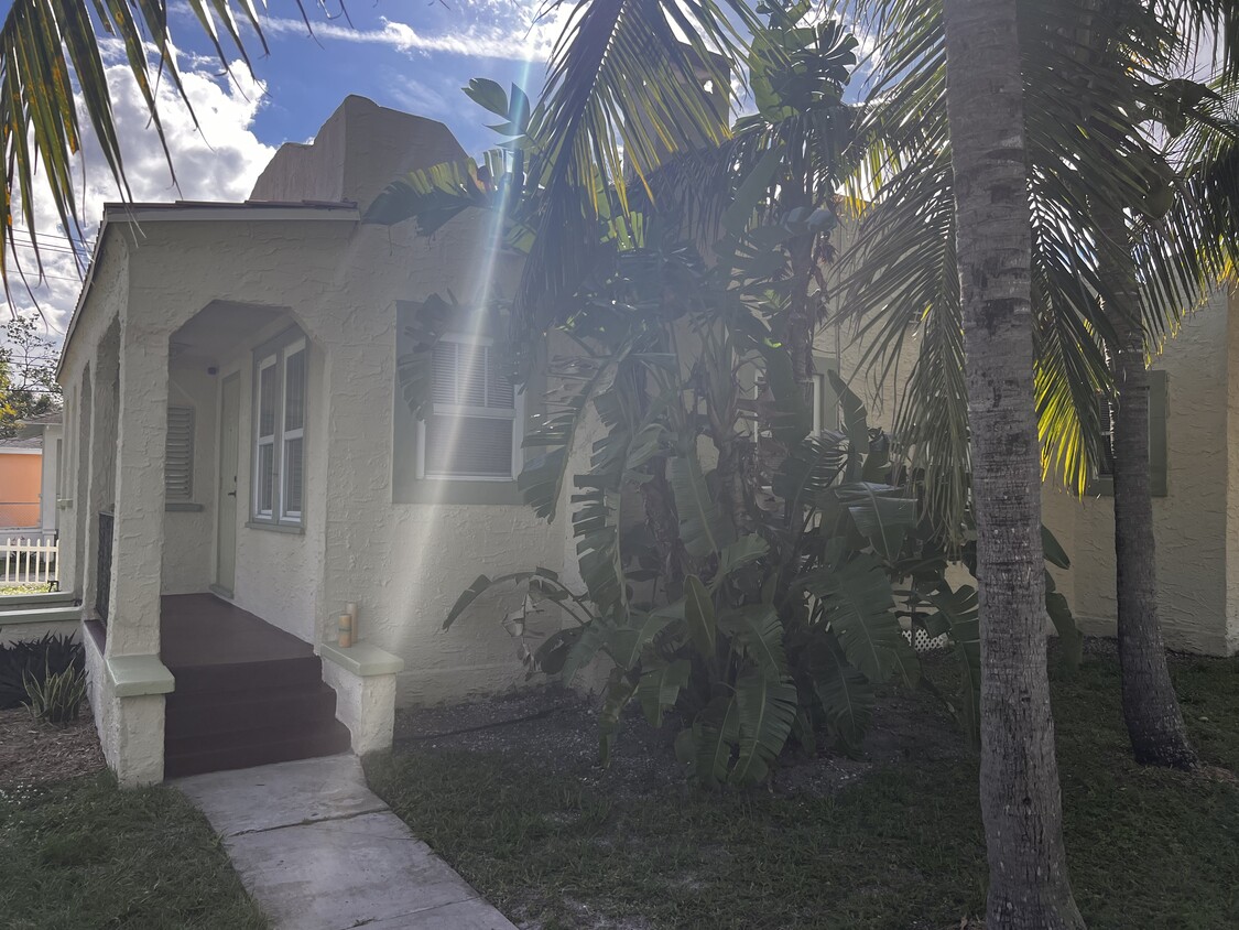 Front - 5915 N Flagler Dr (West Palm Beach, FL)