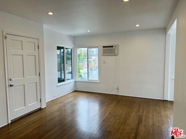 Building Photo - 1313 Douglas St Rental