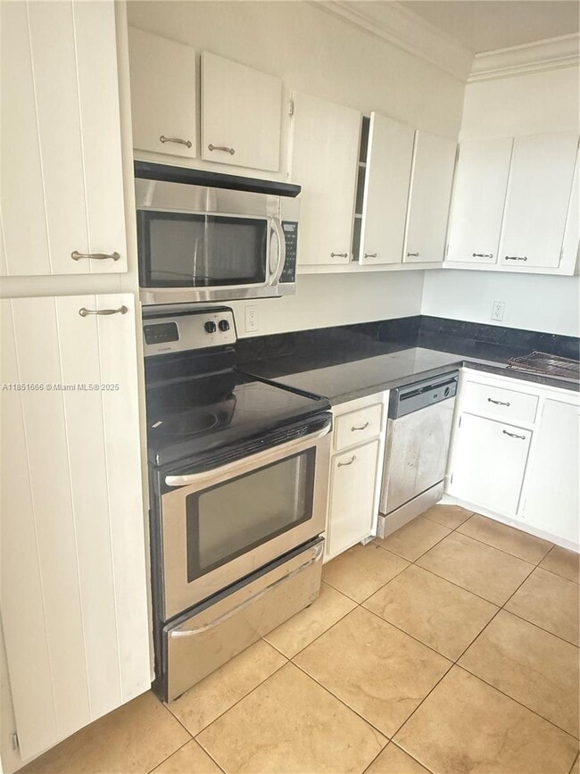 Building Photo - 2025 NE 164th St Unit 814 Rental