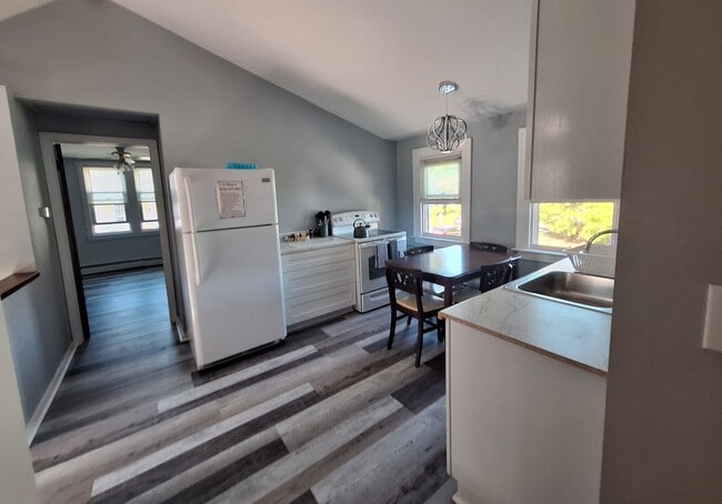 Photo - 125 Hemlock St Unidad 2nd flr