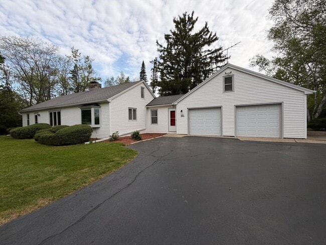 Photo - 2 Bedroom Plus Den / 3 Bathroom / Single Family Home