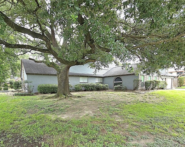 Building Photo - 560 Brandon Rd