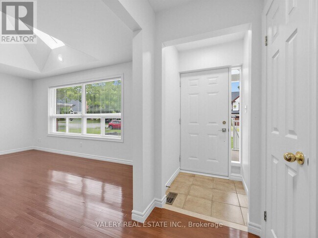 Photo - 1366 Applewood Rd