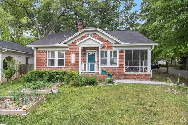 Building Photo - 3 Bedroom 2 Bath Brick Bungalow Rental