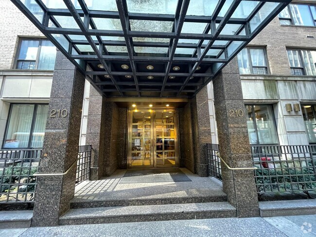 Building Photo - 210 E 47th St Unit 2H Rental