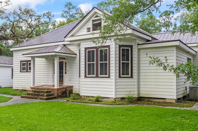 Apartment Includes front room and upstairs in Old Covington House - 305 E 14th Ave Unit A