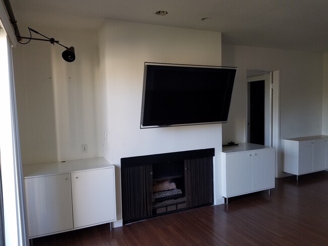 Living Room - 6465 Kanan Dume Rd Unit na