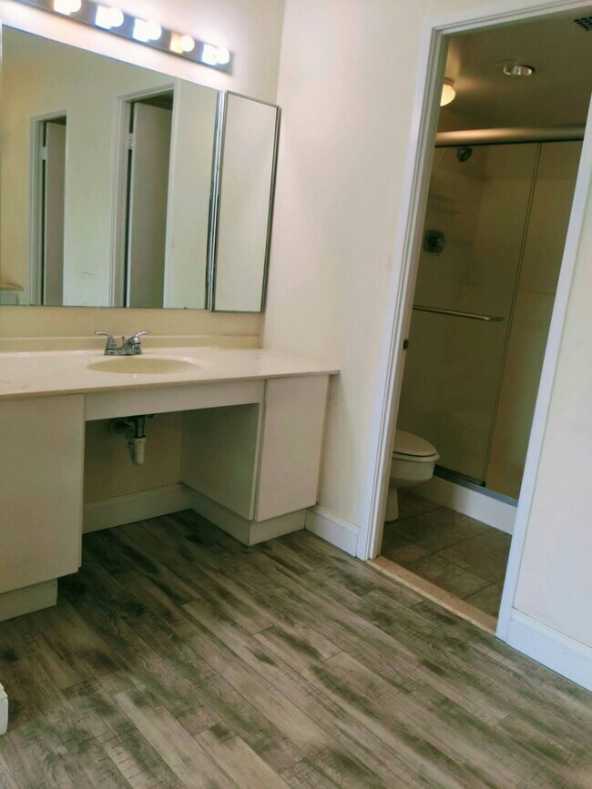 Photo - 205 Yoakum Pkwy Unidad 421