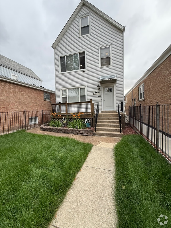 Building Photo - 2446 N Luna Ave Rental