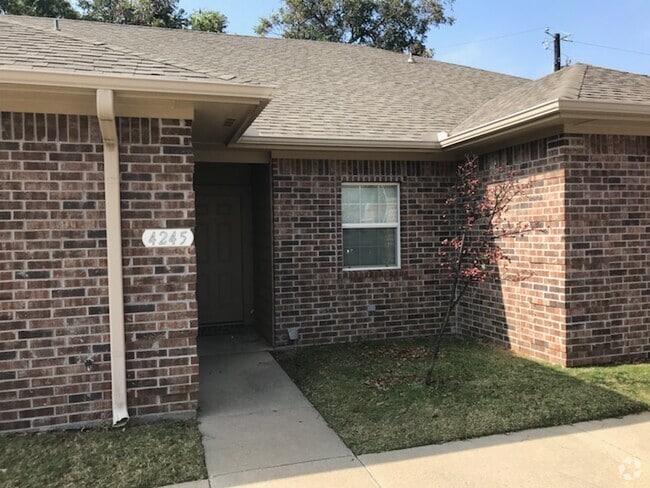 Building Photo - 4245 Castlegate Dr Unit 4245 Rental