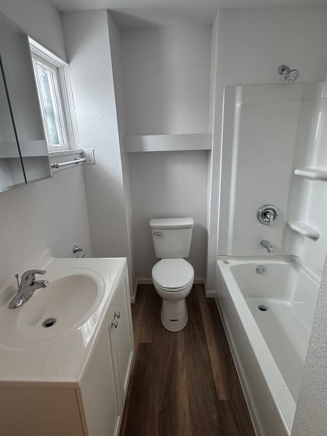 Building Photo - 321 W 5th St Unit 321 & 420-420