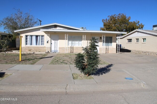 Building Photo - 1405 Clausen Dr