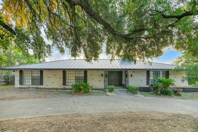 Photo - 605 Squires Row