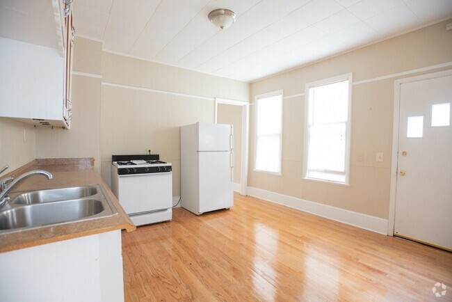 Building Photo - 2429-2431 N. Farwell Ave Unit 2429 N Farwell Ave. Rental