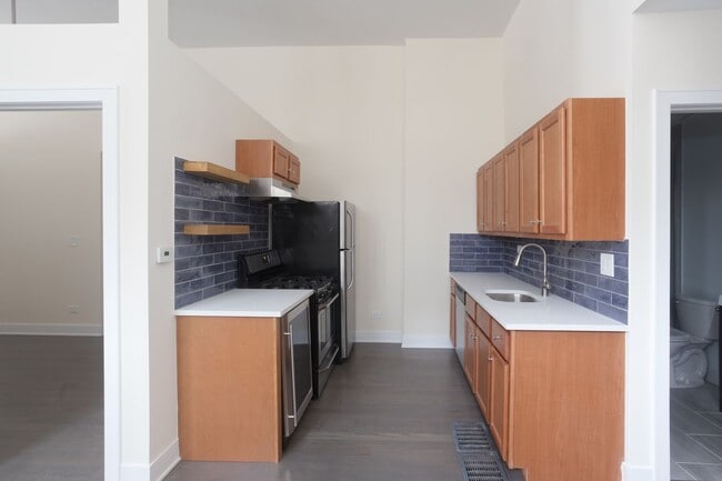 Building Photo - 2047 N Hoyne Ave Unit G