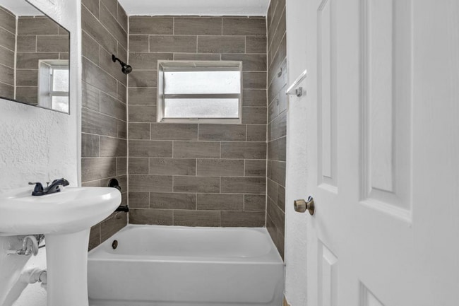 Photo - 717 NW 14th Terrace Unidad 1