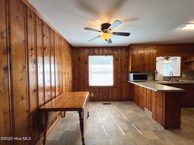 Photo - 527 Oldham Rd