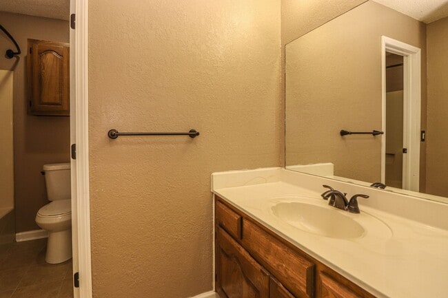Building Photo - 4 bedroom, 2 1/2 bath, 2 car garage located in the quiet Summit View subdivision.