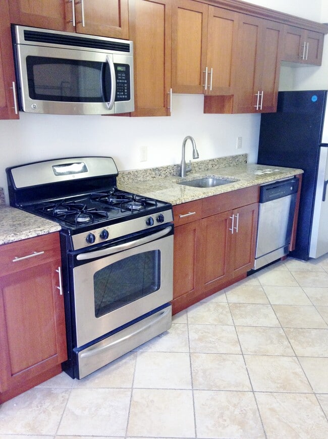 Building Photo - 2450 Lemoine Ave Unit D