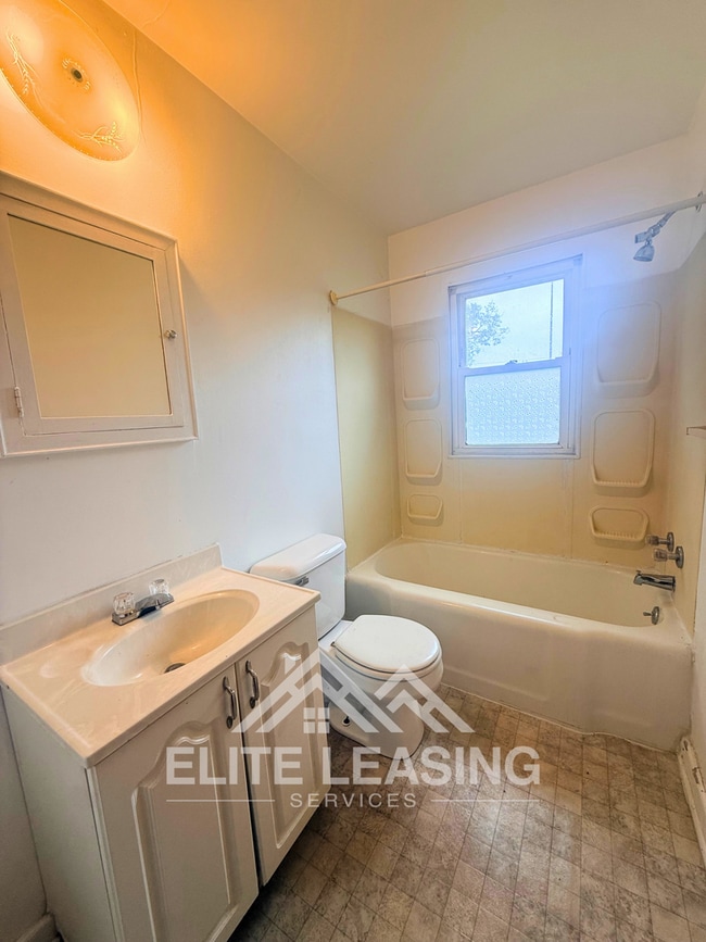 Photo - 1 Bedroom Duplex Near Washburn University!