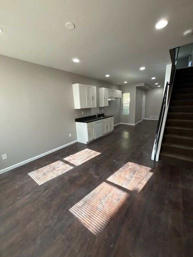 Building Photo - Stunning 3 Bed / 3 Bath Single-Family Home with Gated Backyard – Available Now!