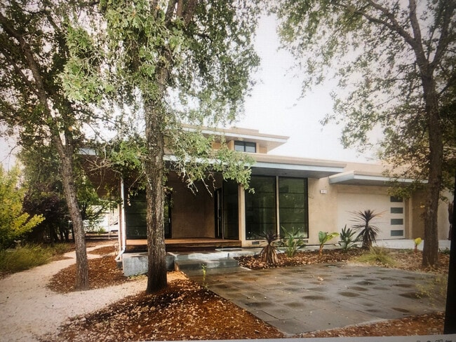 Photo - 540 S Cloverdale Blvd