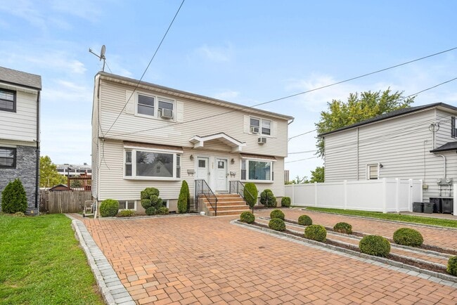 Building Photo - 665 9th St Unit B