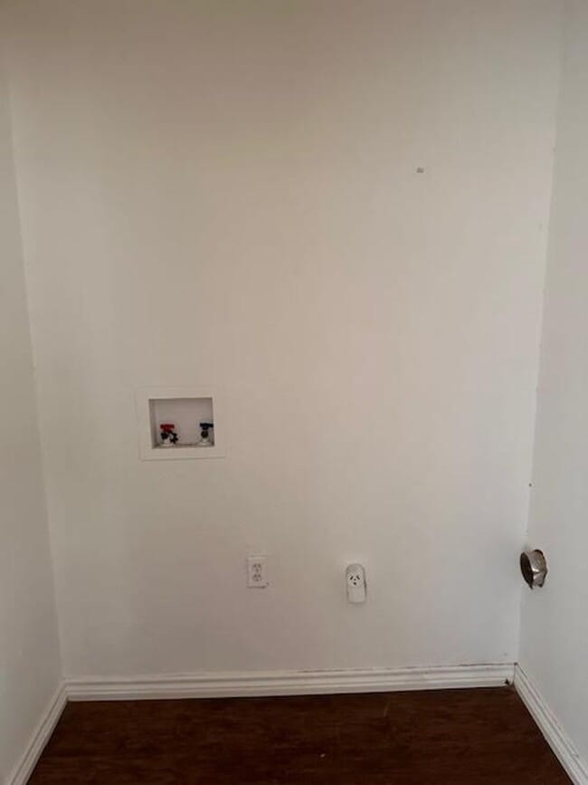 Photo - 111 Lindenwood Ln W