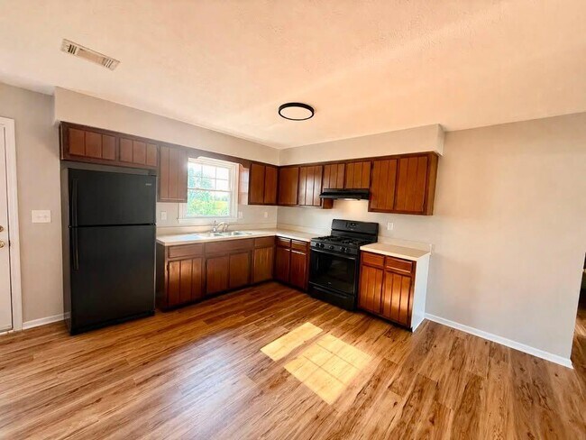 Photo - 220 Azalea St