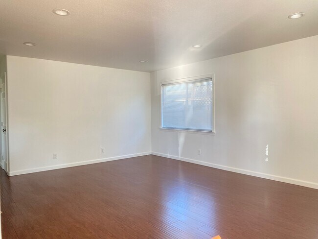 Photo - 1214 Doncaster Way