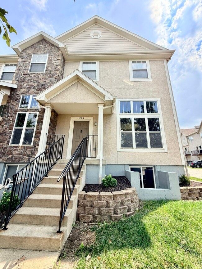 Building Photo - 224 N Hedge Ln
