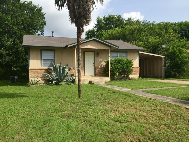 2 Bedroom, 1 Bathroom home + Large Yard an... - 2 Bedroom, 1 Bathroom home + Large Yard an...