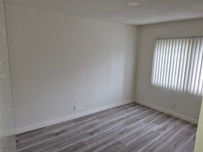 dormitorio - 5545 Lindley Ave
