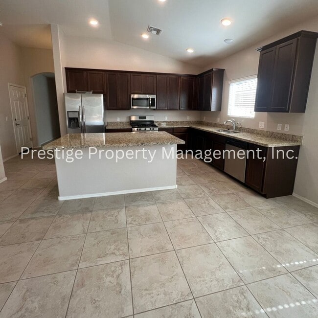 Photo - 3BD+Den/3BA Marana Home With Wonderful Com...