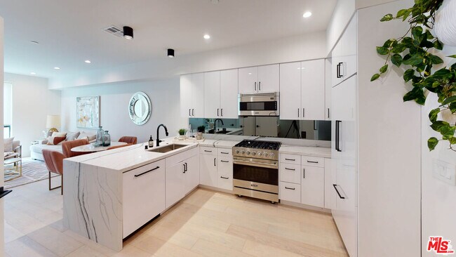 Photo - 105 S Doheny Dr Apartment Unit 307
