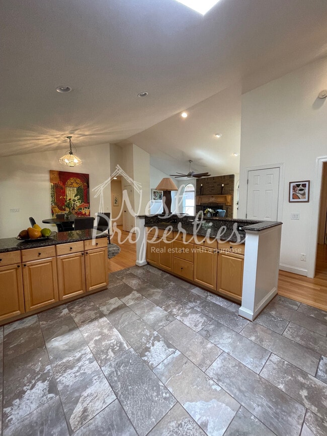 Photo - 1429 Adella St