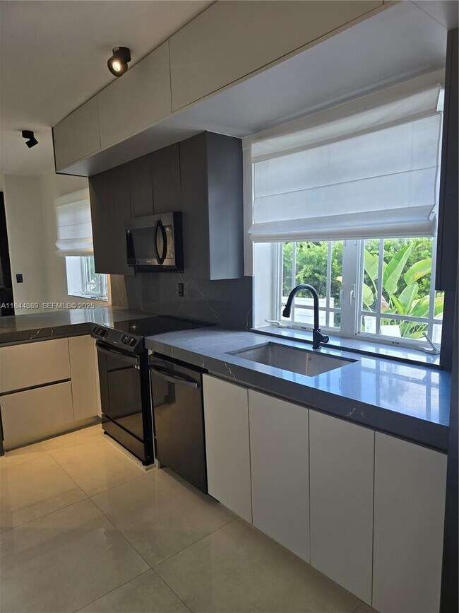 Photo - 1033 Tyler St