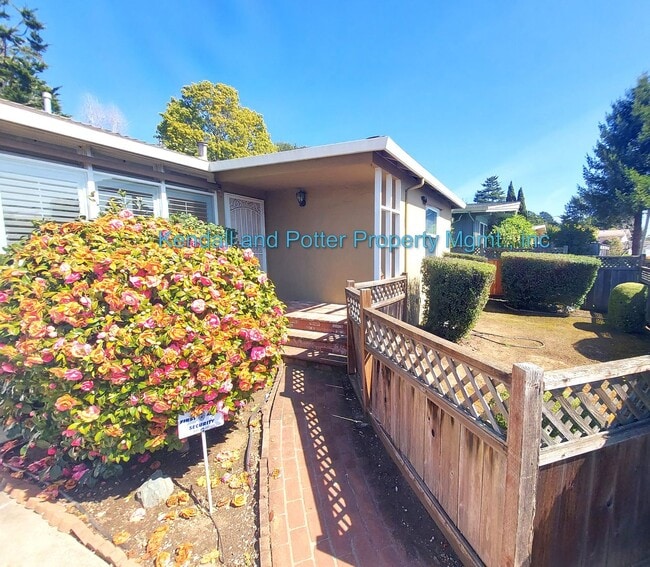 Building Photo - Delightful 3bed/2.5bath home in Rio Del Mar