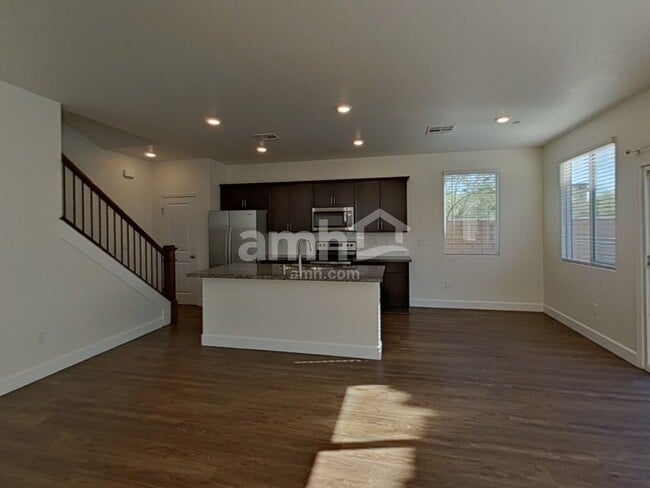 Photo - 696 N Water St