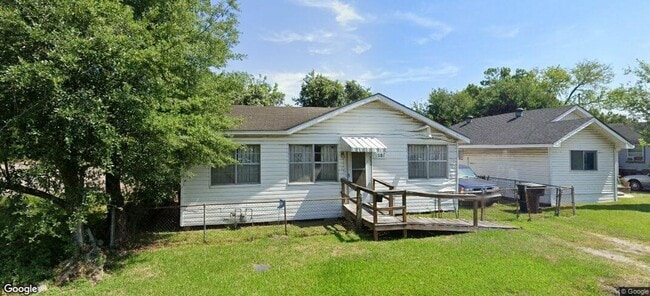 Building Photo - Cozy 3 Bedroom Home