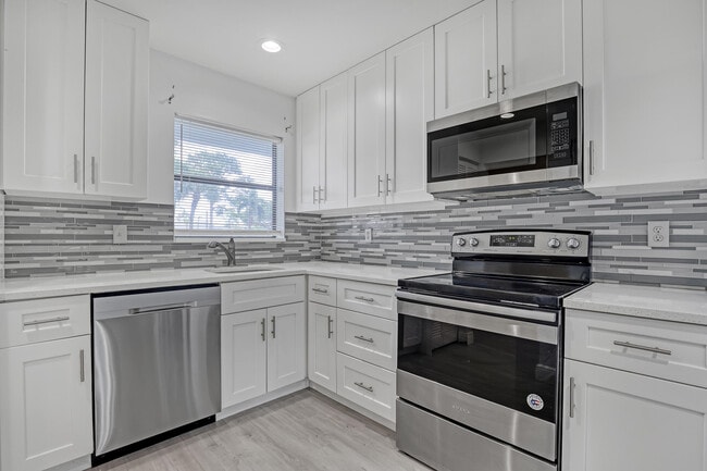 Building Photo - 4575 Lucerne Lakes Blvd W Unit 103