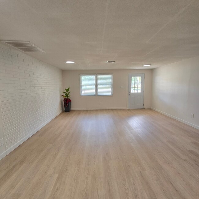 3/2.5/1 Beautifully Updated Crystal River Home with Carport, Garage & Fenced Yard