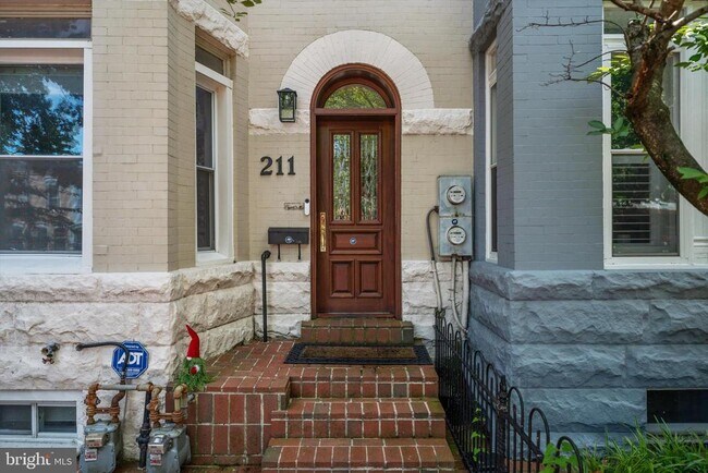 Photo - 211 F St NE Casa Adosada