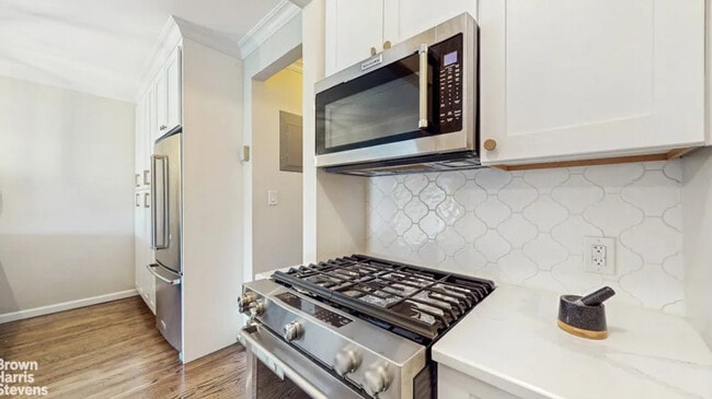 Photo - 645 W 239th St