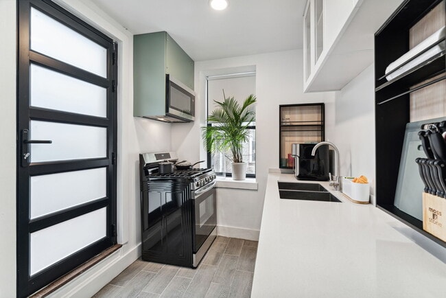 kitchen - gas stove and oven - 411 E Girard Ave Unit 1