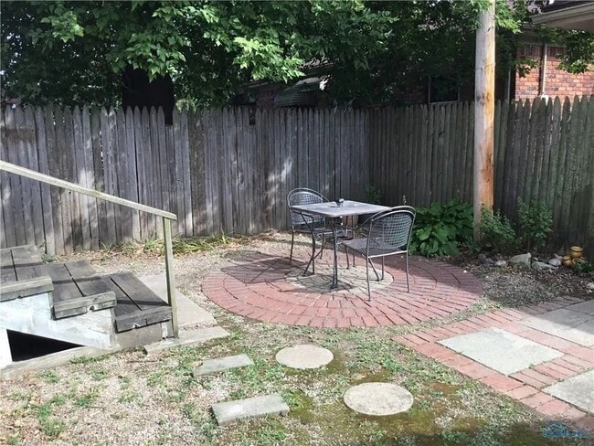 Charming 1-Bedroom with Vintage Appeal near Downtown Toledo – 800 sq ft for $675