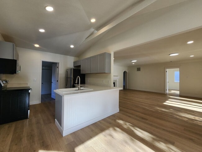 Photo - 715 Boyes Blvd Unit #A